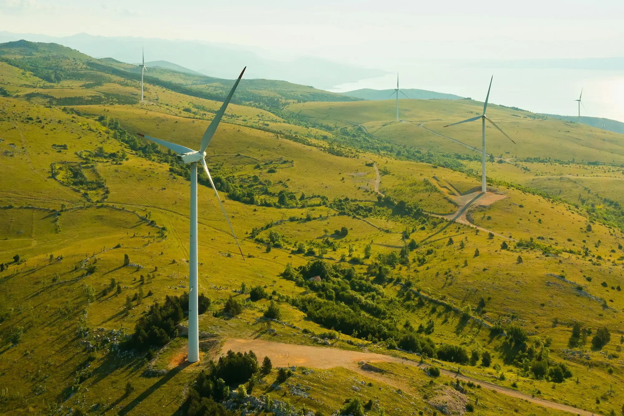 Windkrafträder die den Strom von CSC Strom generieren
